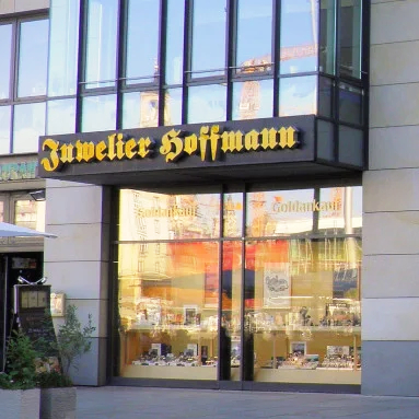 Juwelier Hoffmann – Dresden – Altmarkt 10D (quadrat) Juwelier Hoffmann - Dresden - Altmarkt 10D (quadrat)